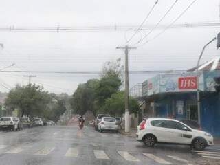 Nesta segunda-feira a chuva já deu as caras em Campo Grande, na região central (Foto: Henrique Kawaminami) 