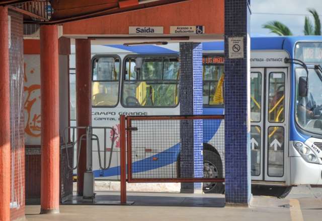 Rapaz &eacute; preso ap&oacute;s riscar &ocirc;nibus com canivete e dar soco no rosto de guarda