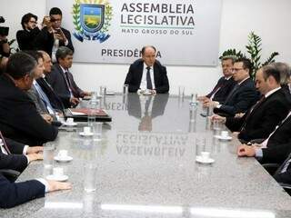 Reunião entre deputados e representantes do MPE, na sala da presidência da Assembleia (Foto: Victor Chileno/ALMS)