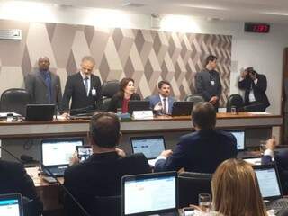 Simone Tebet, ao centro da mesa, comanda sessão da CCJ do Senado. (Foto: Roberto Castello)