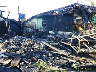Uma das casas foi destruída, só sobrou madeira queimada. A outra residência atingida foi condenada (Foto: Saul Schramm)