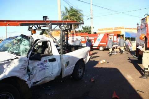Ônibus colide com Ranger e invade casa; 21 pessoas ficam feridas