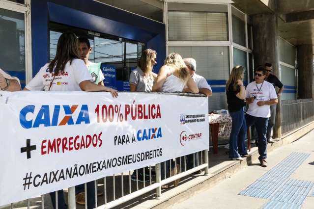 Banc&aacute;rios protestam e ag&ecirc;ncia da Caixa vai abrir uma hora mais tarde hoje