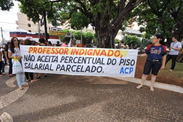Professores mant&ecirc;m greve, mas j&aacute; aceitam receber reajuste em 4 parcelas