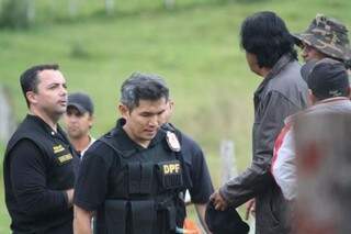Policiais negociam retirada de indígenas das áreas entre Sidrolândia e Dois Irmãos (Fotos: Marcos Ermínio)