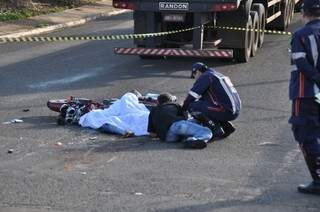 Jovem de 23 anos morreu na hora após colidir com carreta na manhã de hoje. Pai fica ao lado do corpo da filha. (Foto: Marcelo Calazans)