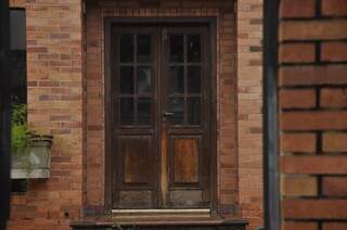A porta de madeira foi feita aqui, sob medida para combinar com as janelas vindas do Espírito Santo.