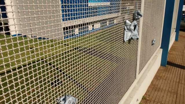 Lixo amanhece em frente a escolas que sediam provas do Enem