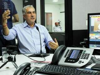 Reinaldo Azambuja durante entrevista a emissora de rádio de Campo Grande (Foto: Divulgação)