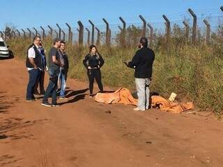 Policiais no local onde corpo foi encontrado, hoje de manhã, em Ponta Porã (Foto: Porã News)