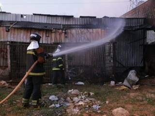 Bombeiros controlam fogo que consumiu barraco no Tiradentes (Foto: Kísie Ainoã)