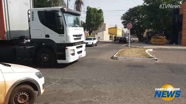 Cruzamento movimentado &eacute; ponto de perigo para moradores no bairro Tiradentes