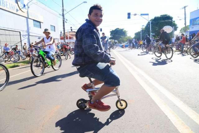 Passeio cicl&iacute;stico do trabalhador re&uacute;ne milhares de pessoas e tipos de bike
