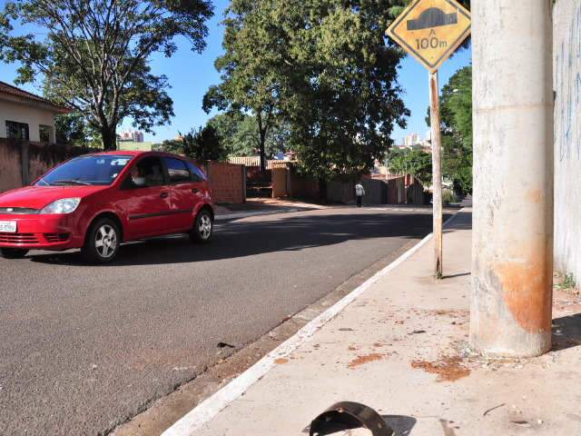  Ap&oacute;s bater Gol em poste, motorista abandona ve&iacute;culo e foge