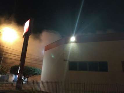 Bombeiros tentam apagar incêndio em agência do Bradesco na Júlio de Castilho 