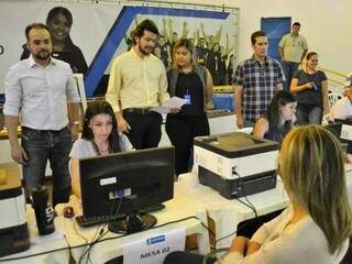 Mutirão para receber a documentação dos candidatos em outubro (Foto: Diogo Gonçalves/PMCG)