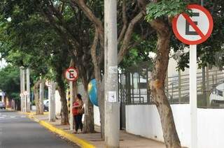 Placas na avenida Ernesto Geisel não coíbem infrações. (Foto: Alcides Neto)