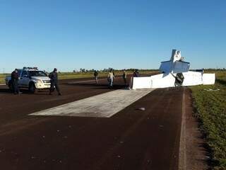 Avião caiu durante tentativa de pouso de emergência, matando piloto brasileiro e ocupante paraguaio (Foto: Leo Veras/Porã News)