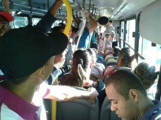 Após espera de 40 minutos, vereador embarca em ônibus lotado (Foto: Divulgação)