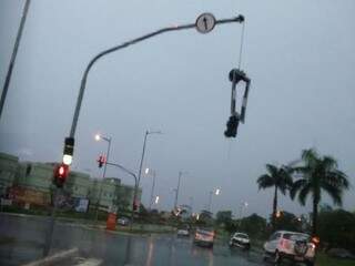 Na Vila Ieda, semáforo não resistiu ao temporal. (Foto: Direto das Ruas)
