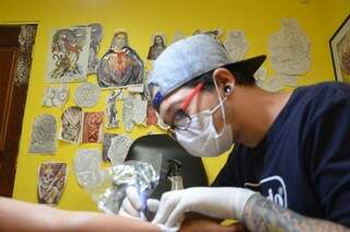 Jacó afirma que faz em média 20 tatuagens religiosas por mês 