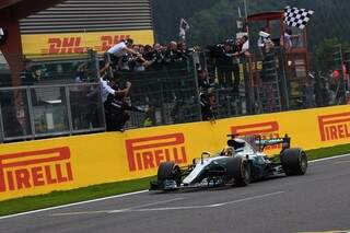 Hamilton cruza a linha de chegada na primeira posição. (Foto: Divulgação/F1)