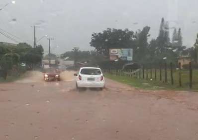 Chuva dura menos de 30 minutos, mas causa alagamentos em ruas da Capital