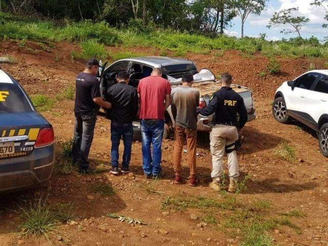Trio &eacute; preso com uma tonelada e meia de maconha em caminhonete roubada