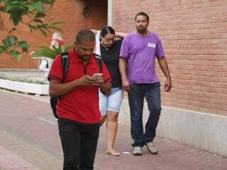 Homem conversa pelo celular no Centro da Capital. Serviço apresentou queda em MS (Foto: Paulo Francis/Arquivo)