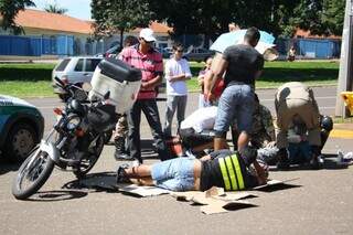 O acidente foi entre pedestre e uma moto. O motociclista também ficou ferido. (Foto: Marcos Ermínio) 