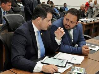 Deputados Renato Câmara (MDB) e Márcio Fernandes (MDB), durante sessão (Foto: Luciana Nassar/ALMS)