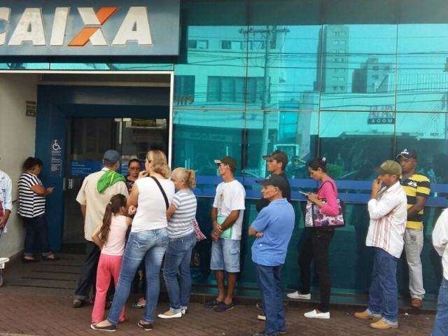 Com atendimento exclusivo para FGTS, ag&ecirc;ncias abrem duas horas mais cedo