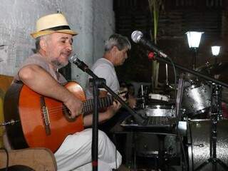 O músico Galvão quem comandou a noite de homenagens ao Chico Buarque no Bar Valu.(Foto: Reprodução Facebook)