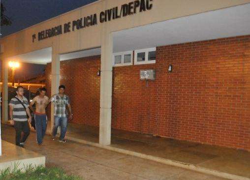 Pol&iacute;cia prende ex-namorado que invadiu casa de jovem e a esfaqueou