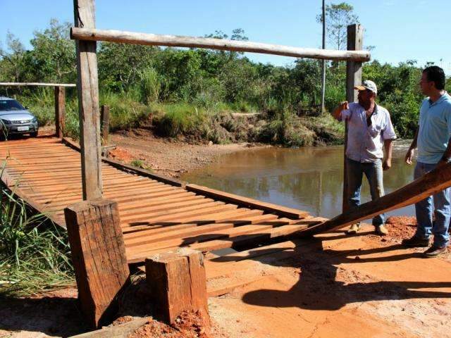 Ponte constru&iacute;da em 2014 desaba e prefeito vai decretar emerg&ecirc;ncia