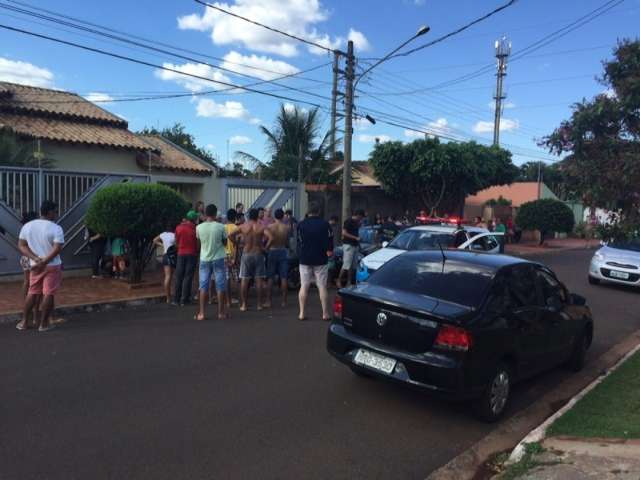 Dois suspeitos de assaltar casa s&atilde;o contidos por vizinhos na Vila Planalto