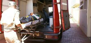 Funcionário foi levado para hospital em Fátima do Sul (Foto: Renato Vessani / Vicentina Online)