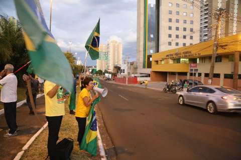 Interrompido por ato petista, protesto contra Dilma é tímido no 3º dia
