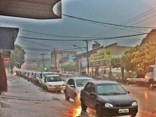 Em Maracaju dia amanheceu nublado e com bastante chuva. (Foto: Jaqueline Sontag Frederico/Direto das Ruas)