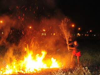 &quot;Seo&quot; Edson era o único dos moradores que além de não por fogo, tenta apagar as chamas sozinho. (Foto: Rodrigo Pazinato)