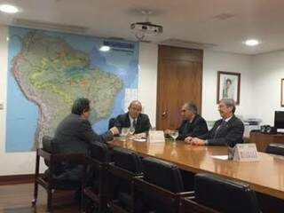 Reinaldo se reuniu com ministro, senador e deputado nesta manhã. (Foto: Assessoria)