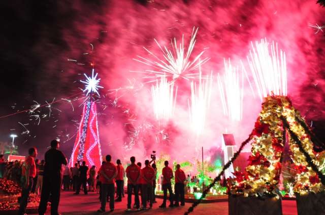 Sob chuva, abertura da Cidade do Natal re&uacute;ne fam&iacute;lias