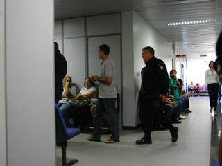 Professor sendo escoltado por policiais em uma das audiências sobre o caso. (Foto: Francisco Júnior)