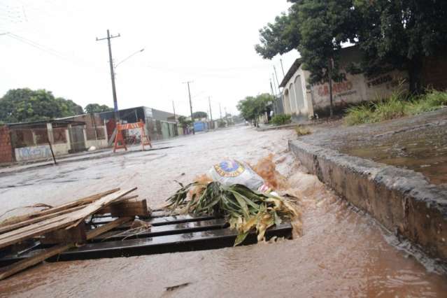 Basta chover que sair de casa vira pesadelo para moradores no Nova Lima
