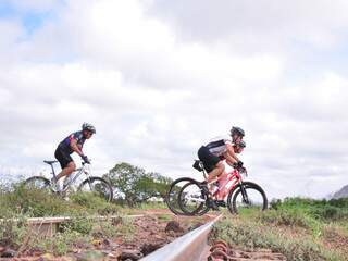 Competição dividiu ciclistas em três categorias neste domingo. Outras duas etapas serão disputadas em 2012. (Foto: João Garrigó)