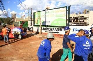 Carro de som para canteiro de obras com mensagem apaixonada de namorada