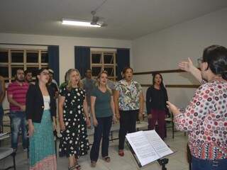 A regente Eliseba Oliveira passa os comandos para os músicos cantarem (Foto: Alana Portela)