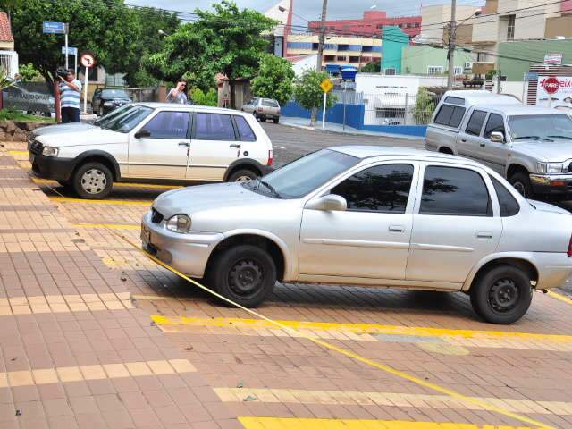  Prefeitura percorre cal&ccedil;adas e fiscaliza acessibilidade de pr&eacute;dios em esquinas