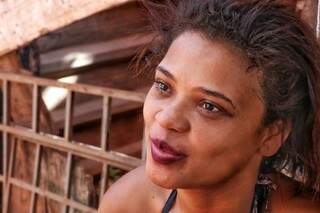 Débora tem 22 anos e vive sozinha na favela, com renda média de R$ 250 (Henrique Kawaminami)