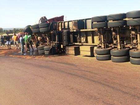 Carreta carregada com carne tomba em trevo da BR-267